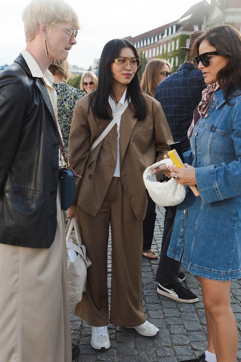 Street Style bottega two-tone veneta purple pouch shoulder bag SS22 Spring Summer 2022 Influencers