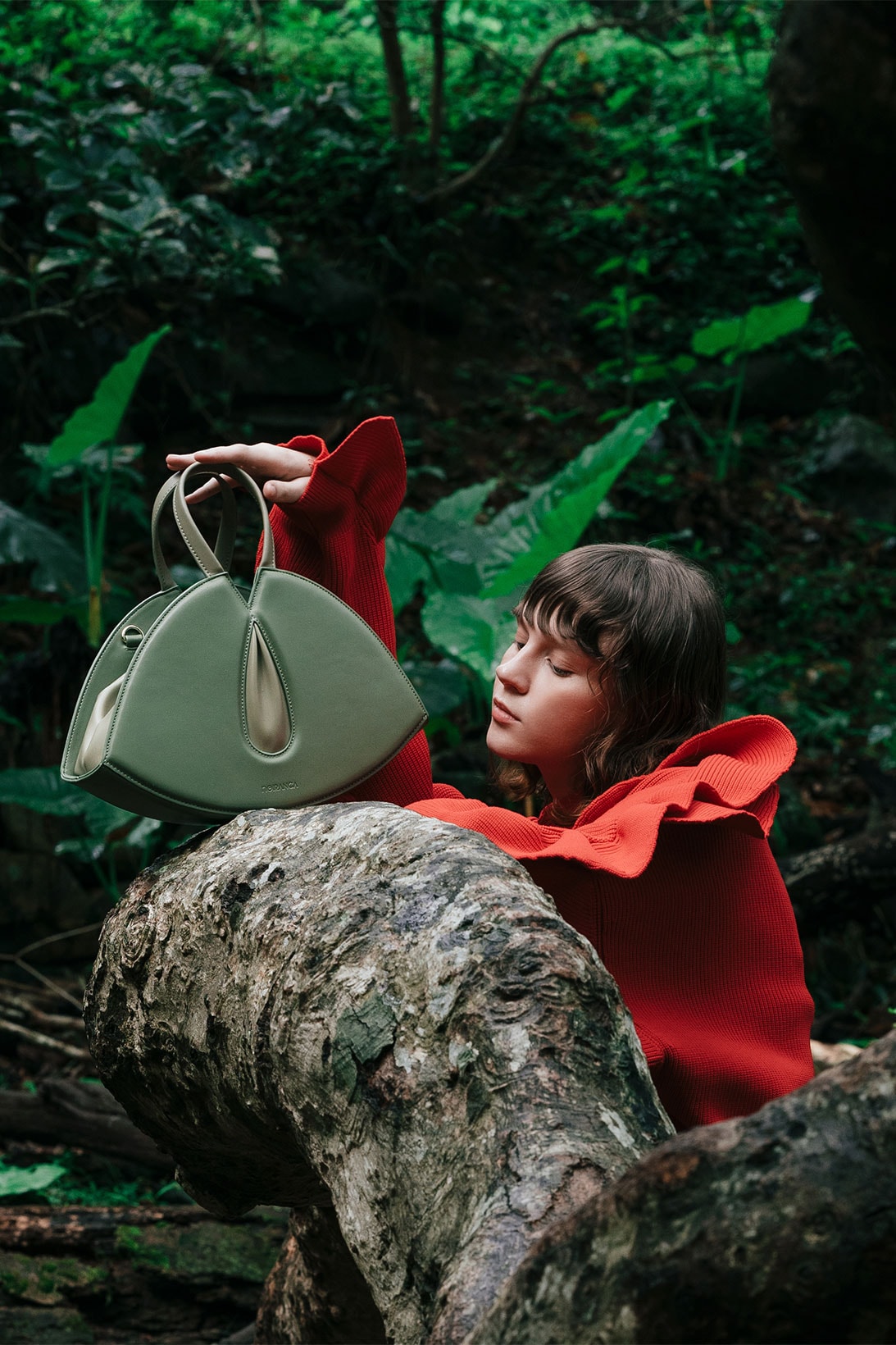 Noiranca green bag with model in forest