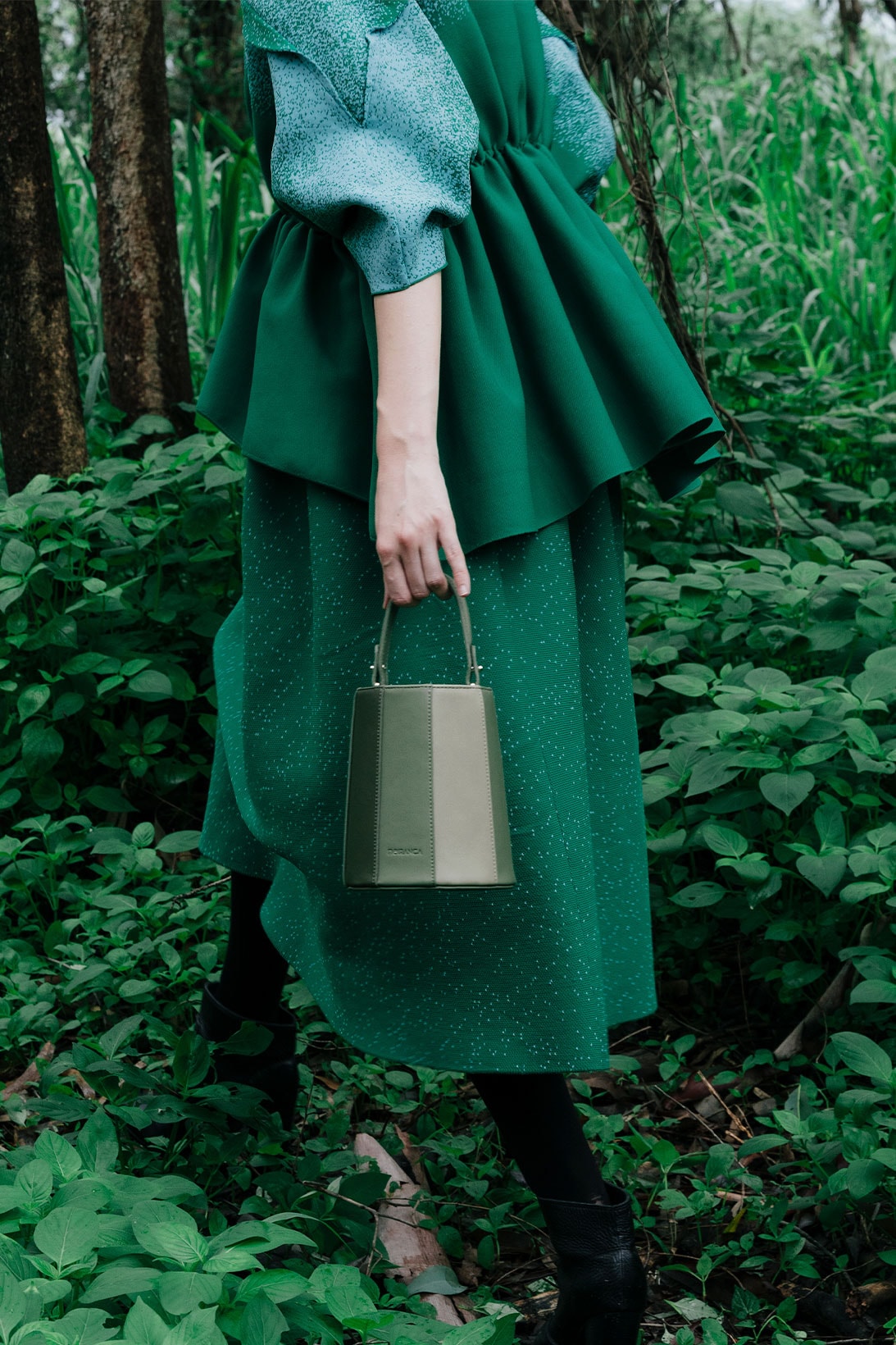 Noiranca green bag with model in forest