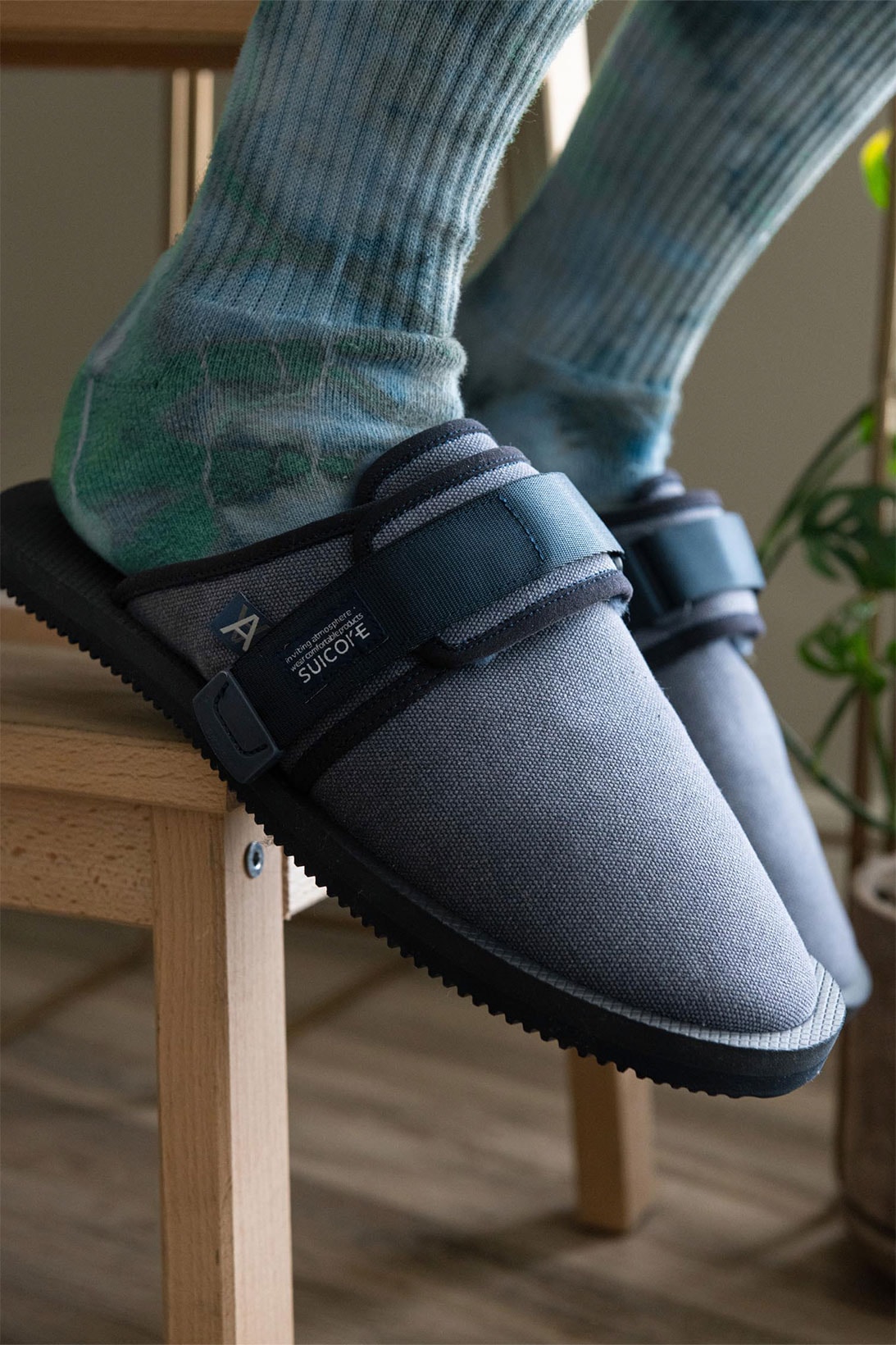 Daniel Arsham Suicoke ZAVO Slippers Slides Gray Tie Dye Blue Socks