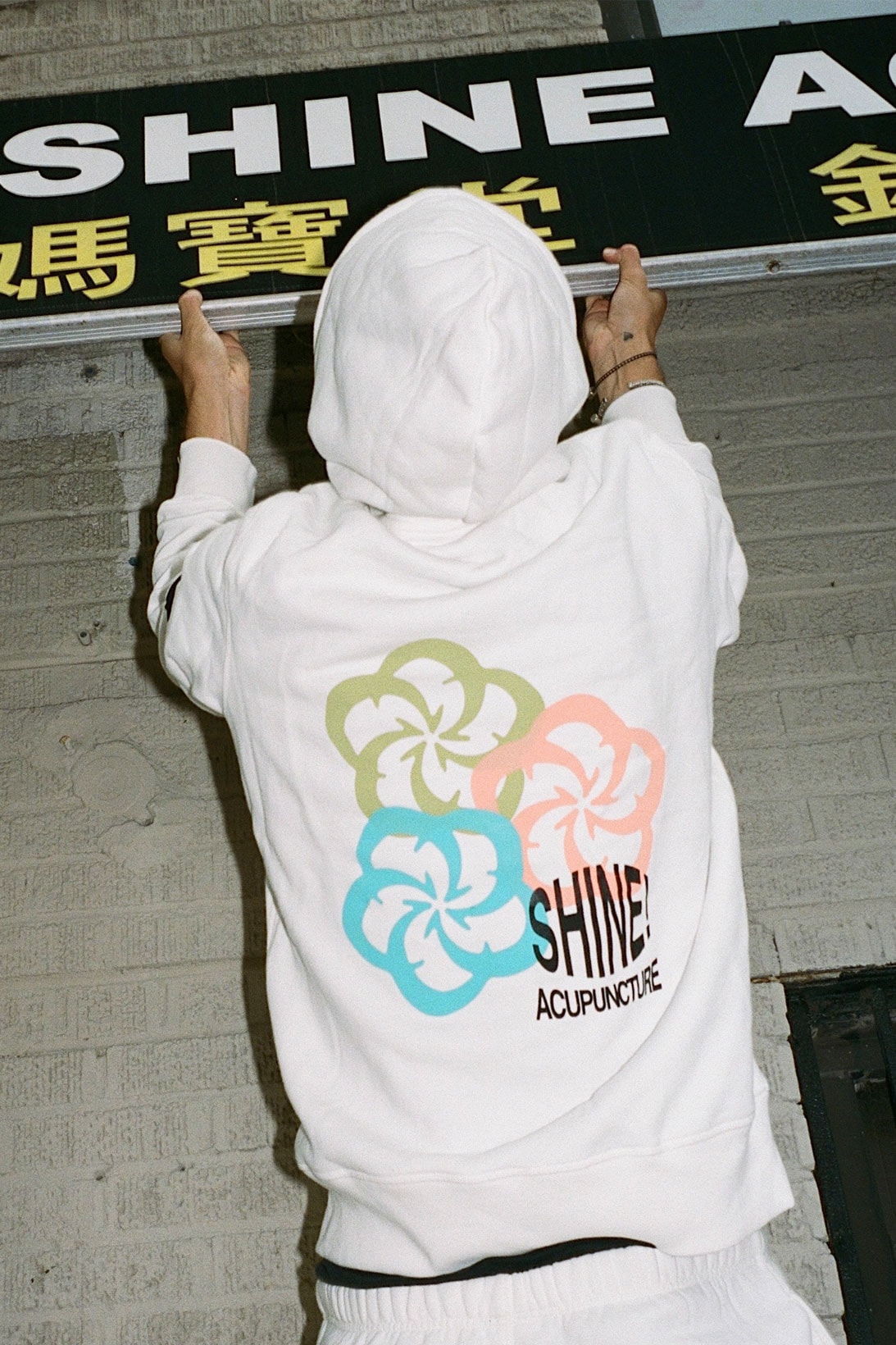 BRUJAS "WORLD SHINE" Collection white hoodie flower pattern