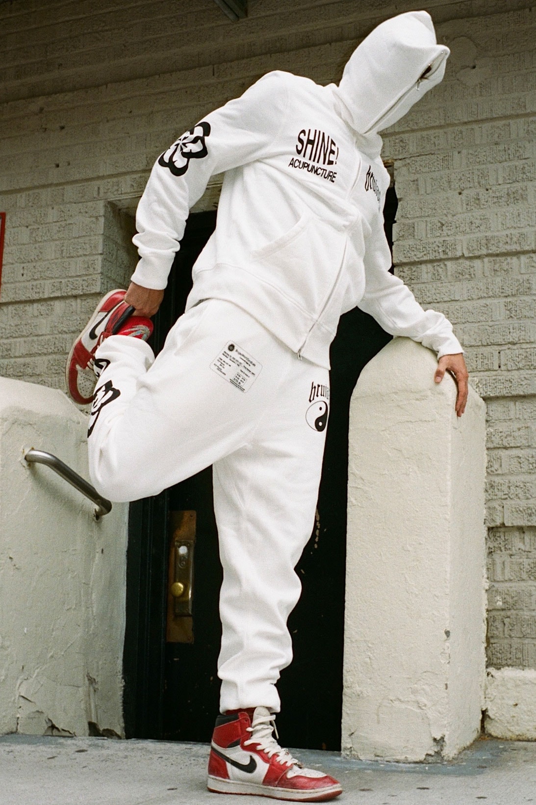 BRUJAS "WORLD SHINE" Collection white sweatsuit ying yang