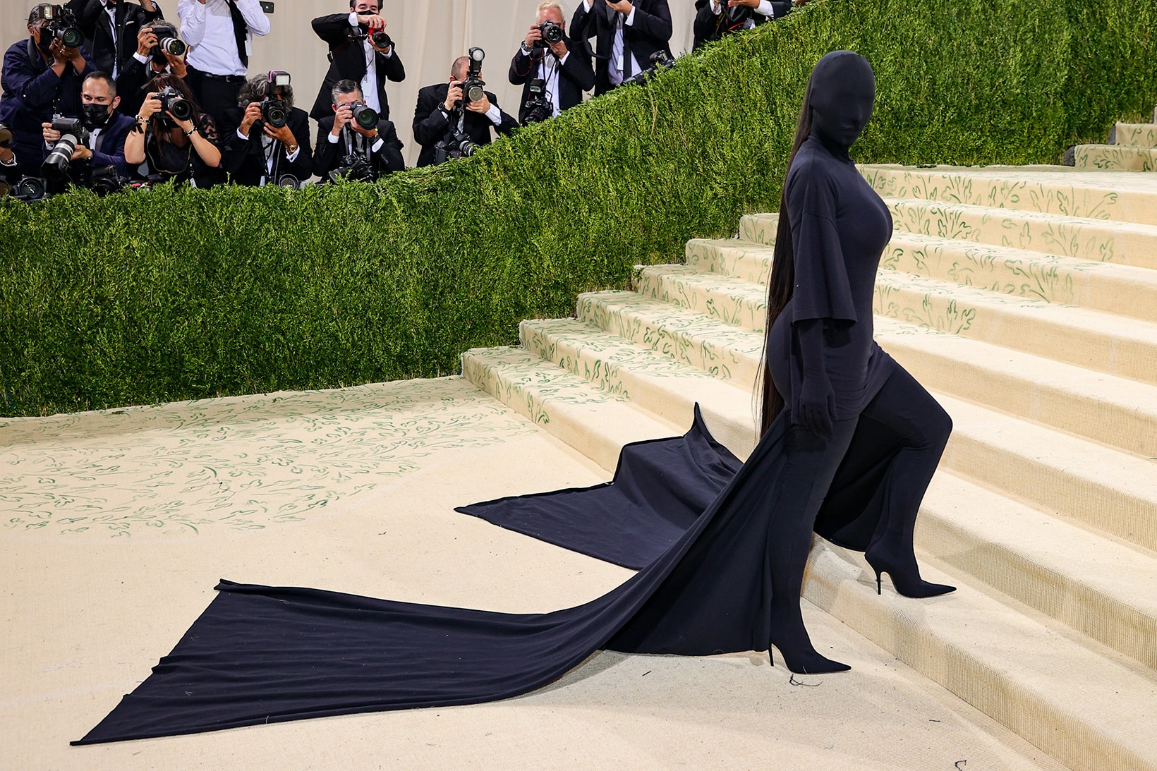 Kim Kardashian 2021 Met Gala Faceless Look Balenciaga Demna Gvasalia