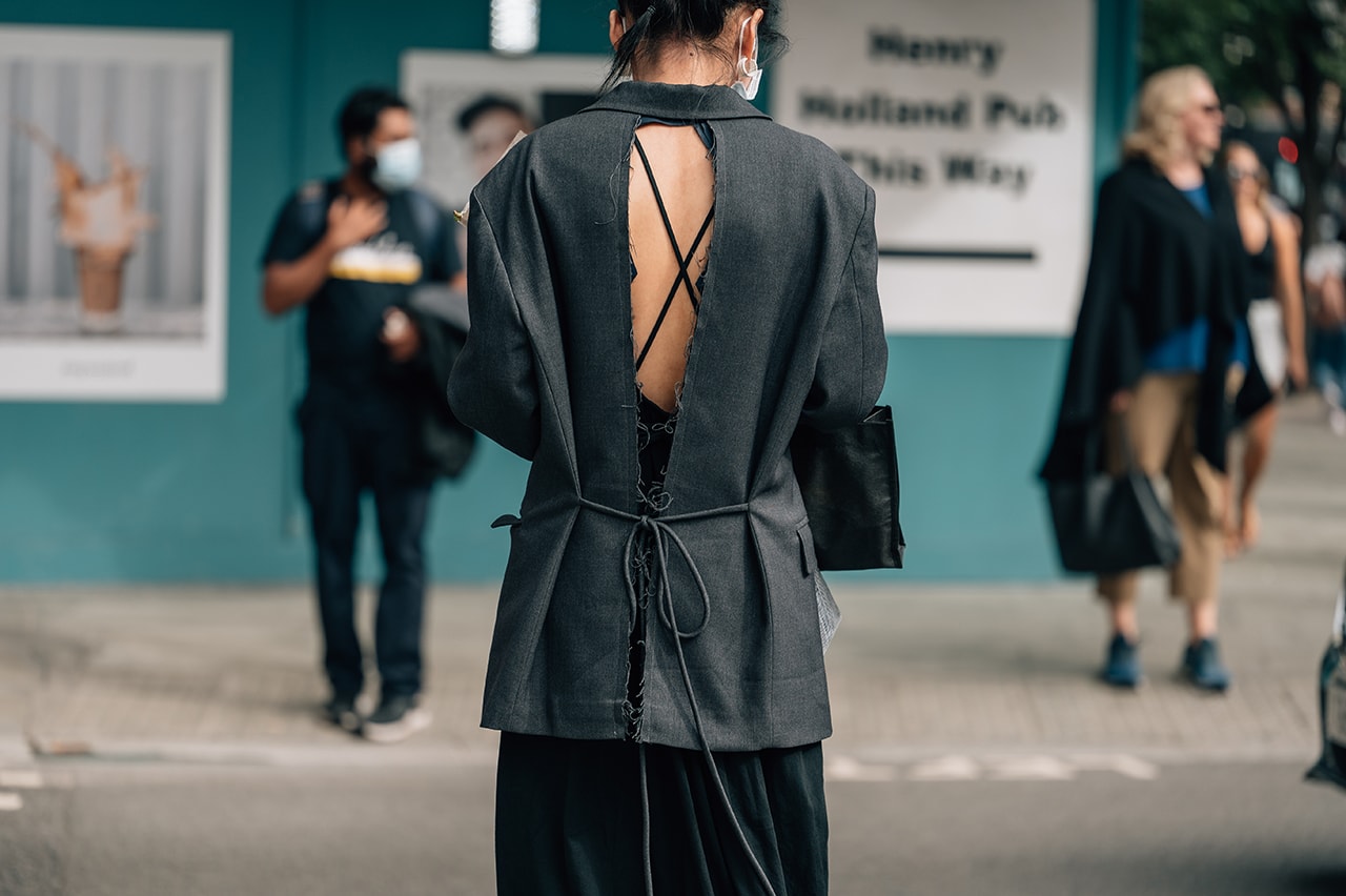 London Fashion Week SS22 Spring Summer 2022 Street Style Looks Outfits Influencer Open Back Jacket