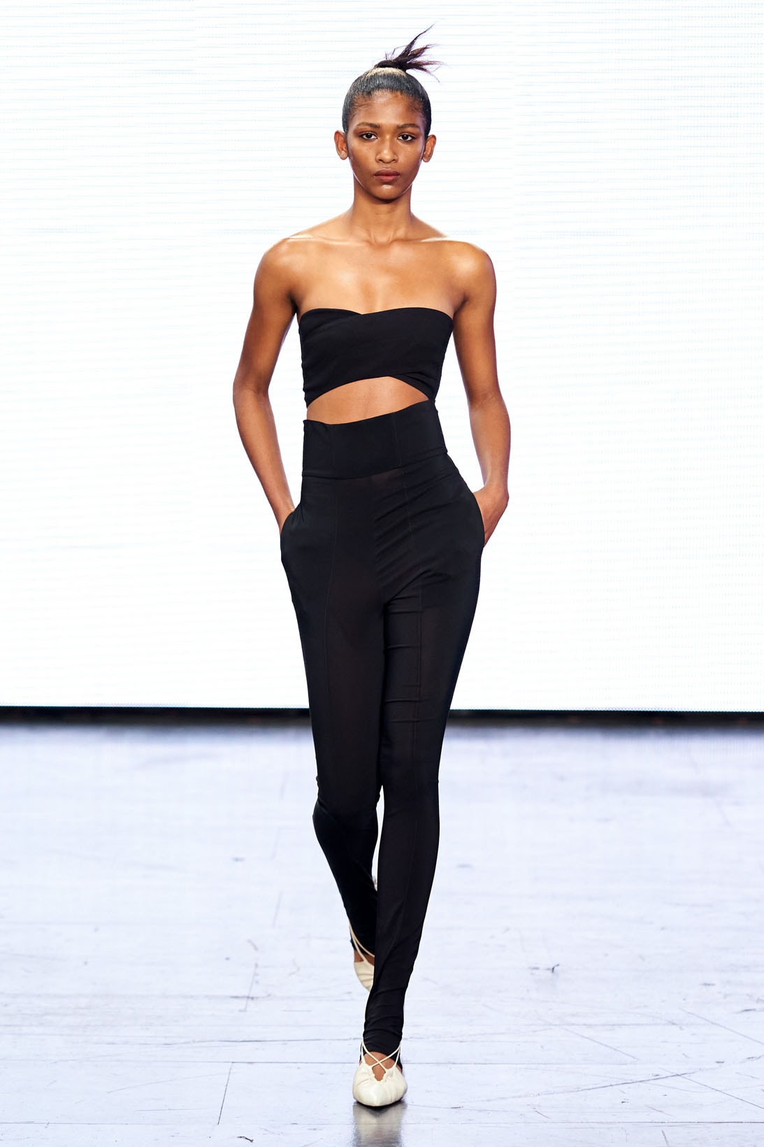 Nensi Dojaka London Fashion Week LFW Spring/Summer 2022 SS22 Runway All Black Trousers