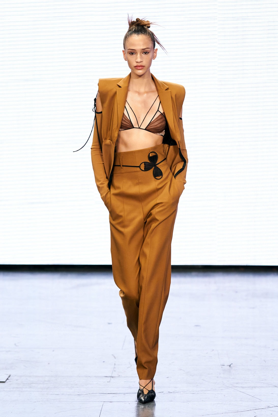 Nensi Dojaka London Fashion Week LFW Spring/Summer 2022 SS22 Runway Blazer Suit Tan brown
