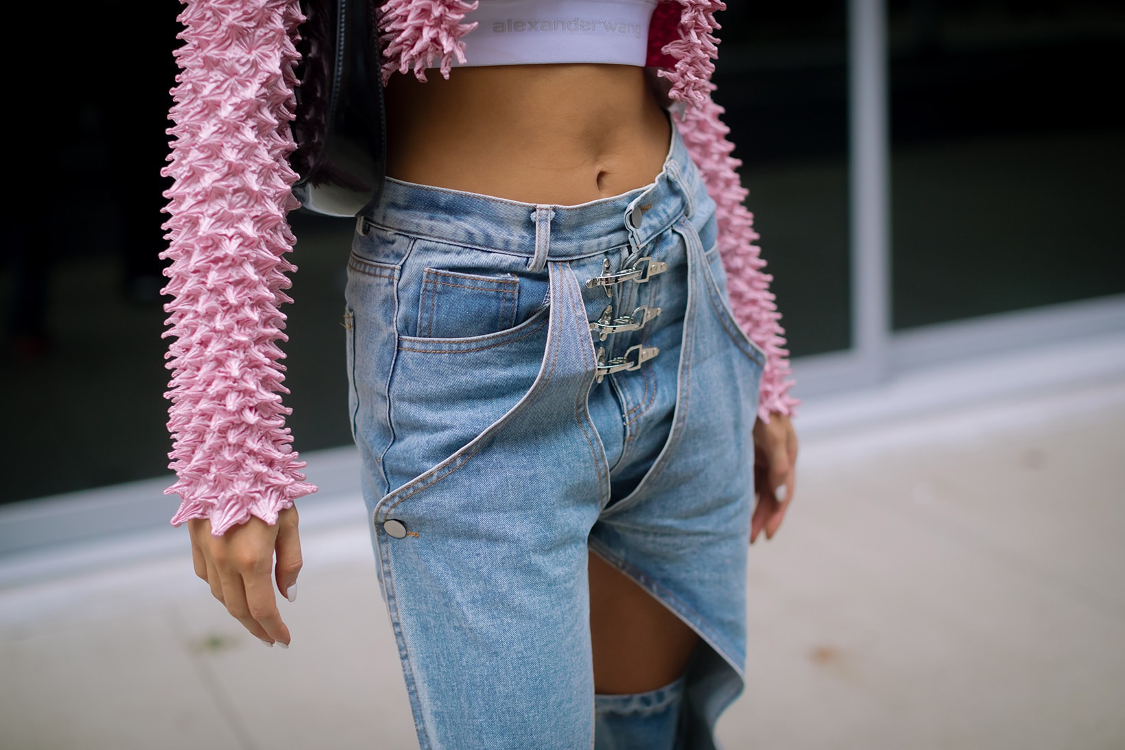 Outfit New York Fashion Week SS22 Best Street Style Trends Spring Summer 2022 Influencer Denim Jeans