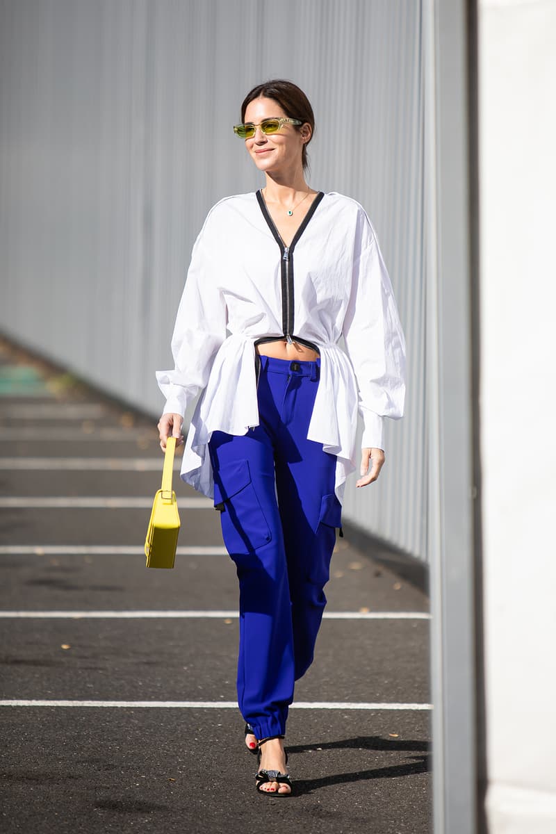 BOTTEGA VENETA SZORTY Z LOGO Spring Summer 2022 SS22 Street Style Look Outfit Influencer White Top Blue Pants