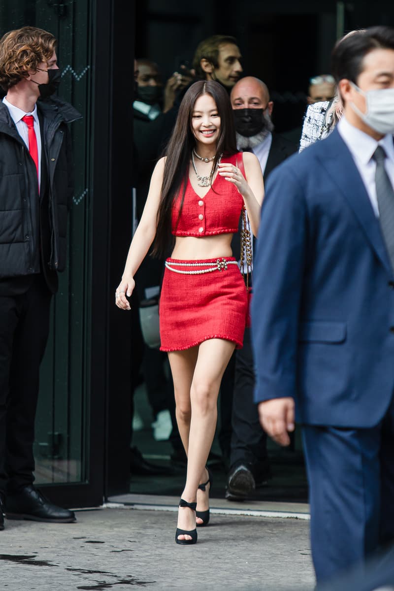 BOTTEGA VENETA SZORTY Z LOGO Spring Summer 2022 SS22 Street Style Looks Outfit Influencer Jennie Blackpink K-pop Singer Chanel Red Tweed Vest Skirt