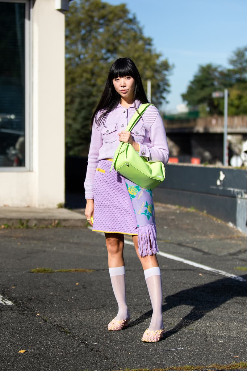 BOTTEGA VENETA SZORTY Z LOGO Spring Summer 2022 SS22 Street Style Looks Outfits Susie Bubble Susanna Lau Lilac Sweater Skirt Socks Green Sunnei Bag