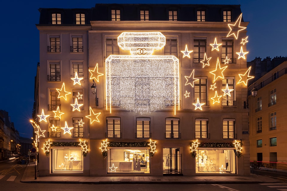 the Chanel holiday decoration in Paris at night looks AMAZING