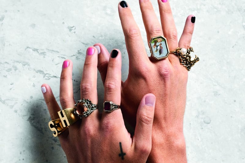 Harry Styles wears black nail polish, our gothic hearts swell with love -  HelloGigglesHelloGiggles