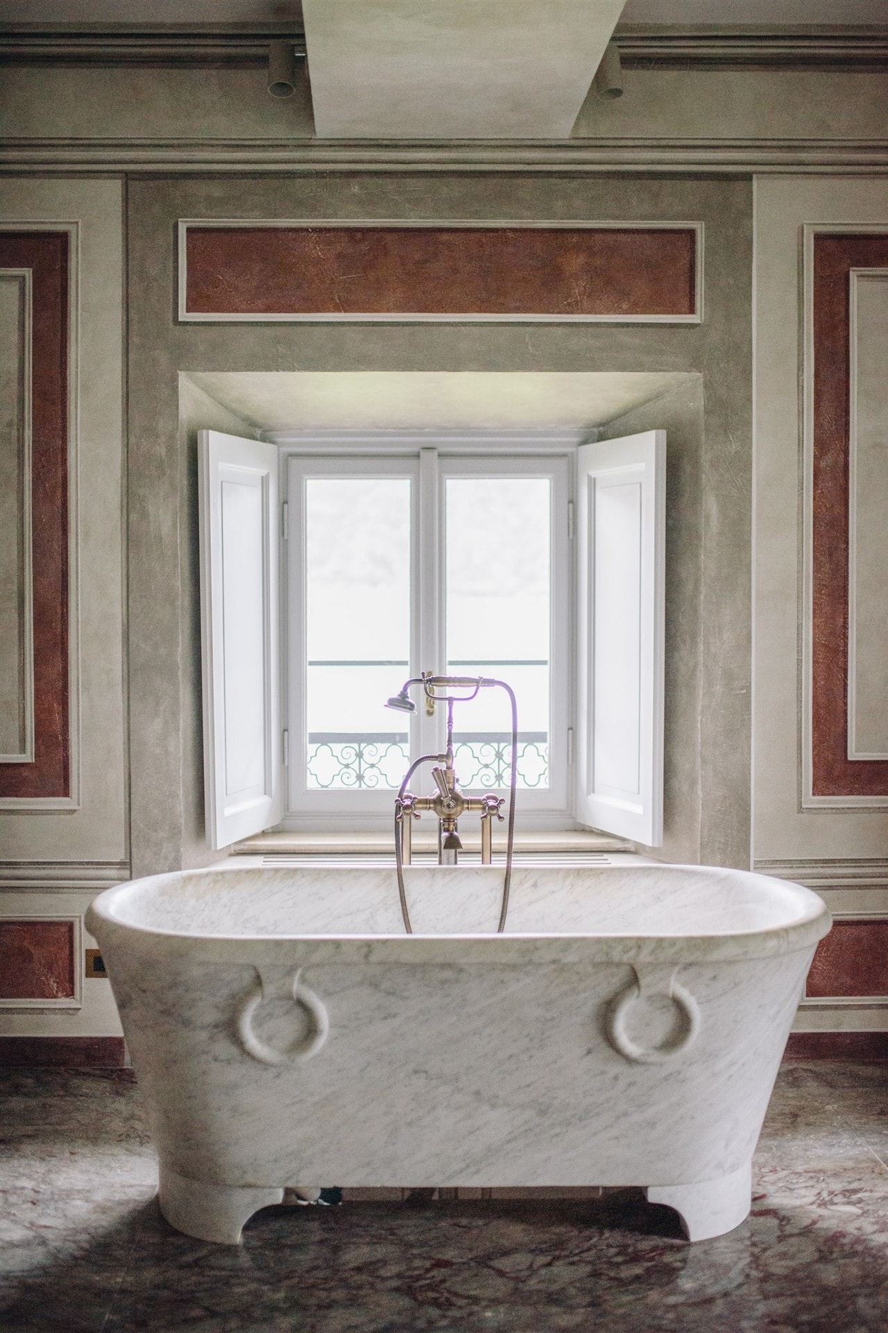 house of gucci film home italy villa balbiano bathroom bath