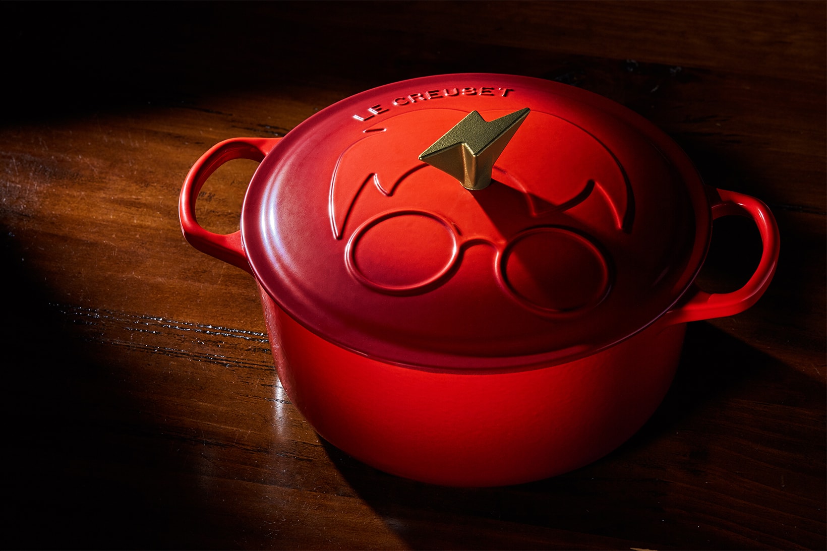 Le Creuset Harry Potter Kitchenware Collaboration Collection dutch oven pot red