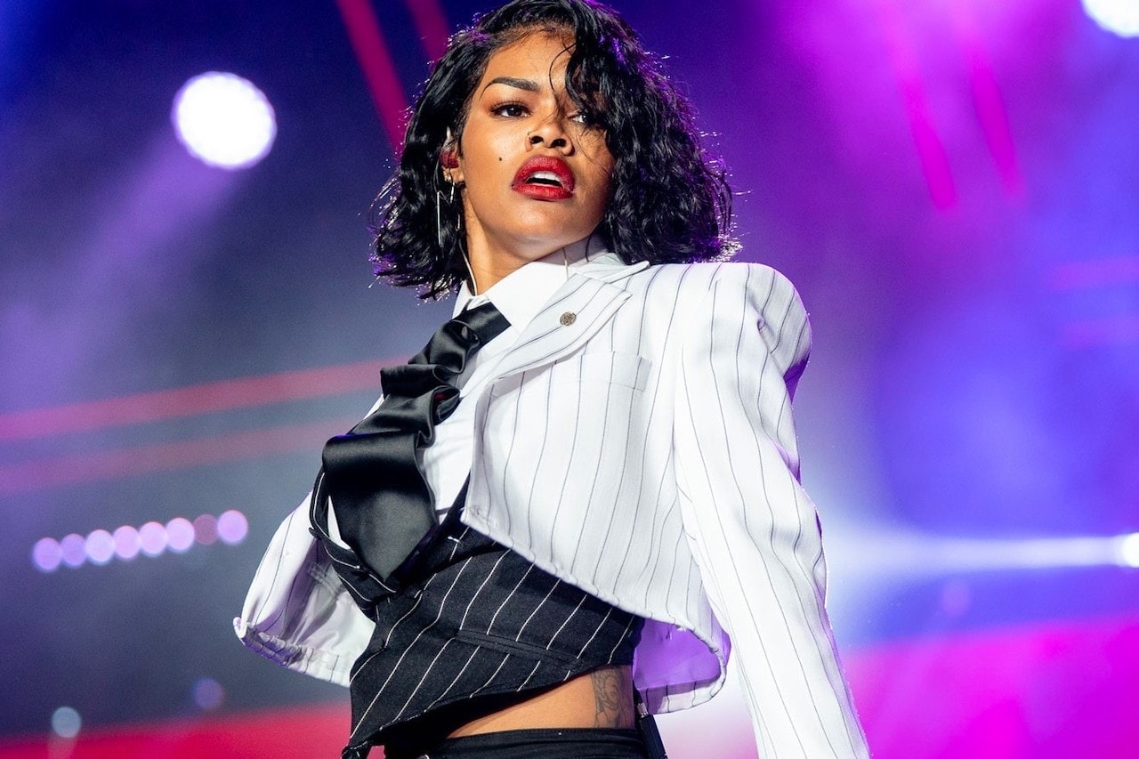 teyana taylor on stage performing black white outfit short hair red lipstick closeup