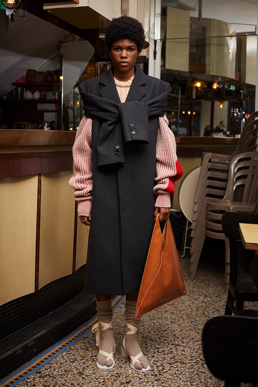 maison margiela avant premiere fall winter 2022 collection oversized black blazer pink knit sweater leather hobo bag