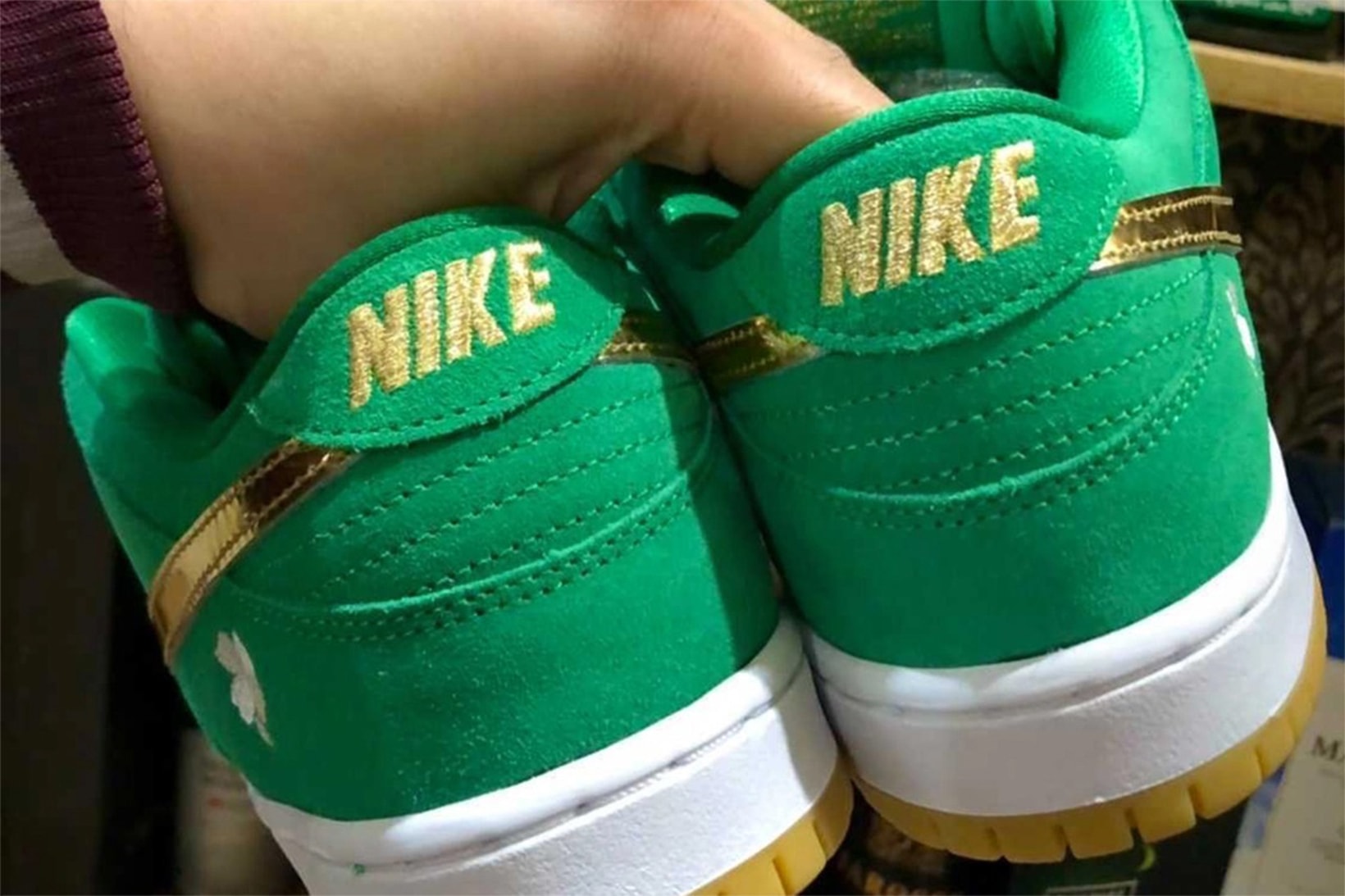 Nike SB Dunk Low Saint Patrick's Day Green Metallic Gold Heel View
