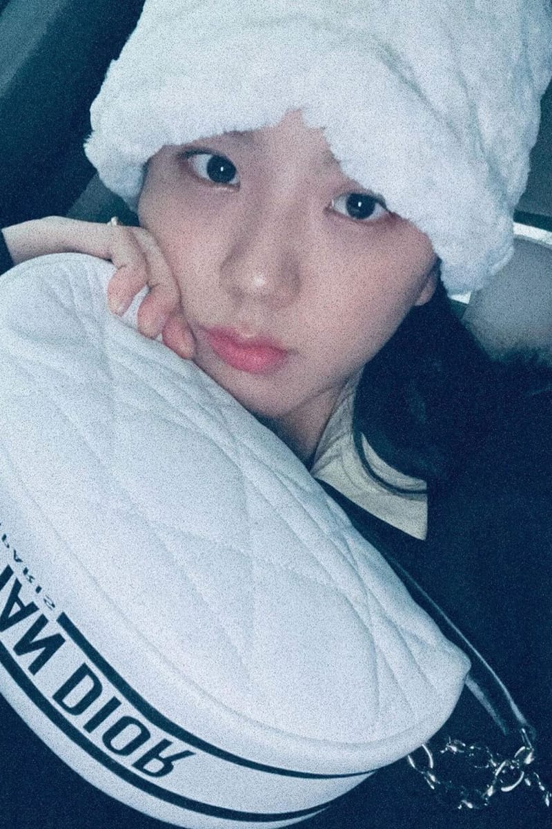Buy BLACKPINK Jisoo's Fuzzy Bucket Hat 