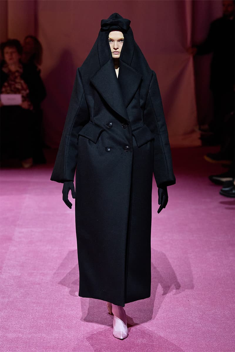 Richard Quinn Fall 2022 Collection London Fashion Week Outerwear Dresses Runway Images