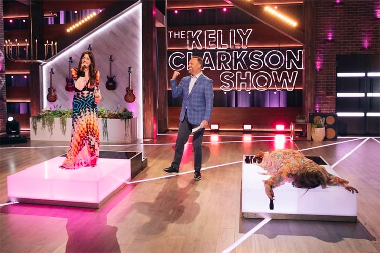 Anne Hathaway Beat Kelly Clarkson at Her Own Song