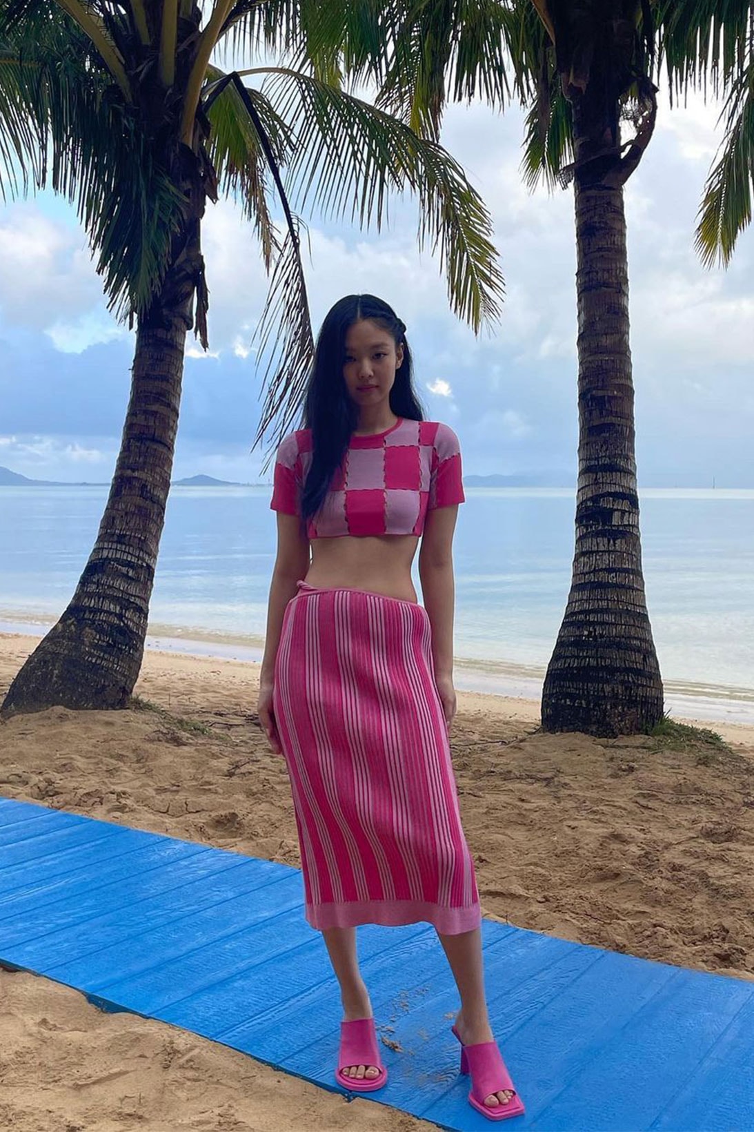BLACKPINK Jennie Jacquemus Le Splash Hawaii Runway Show Outfit All PInk 