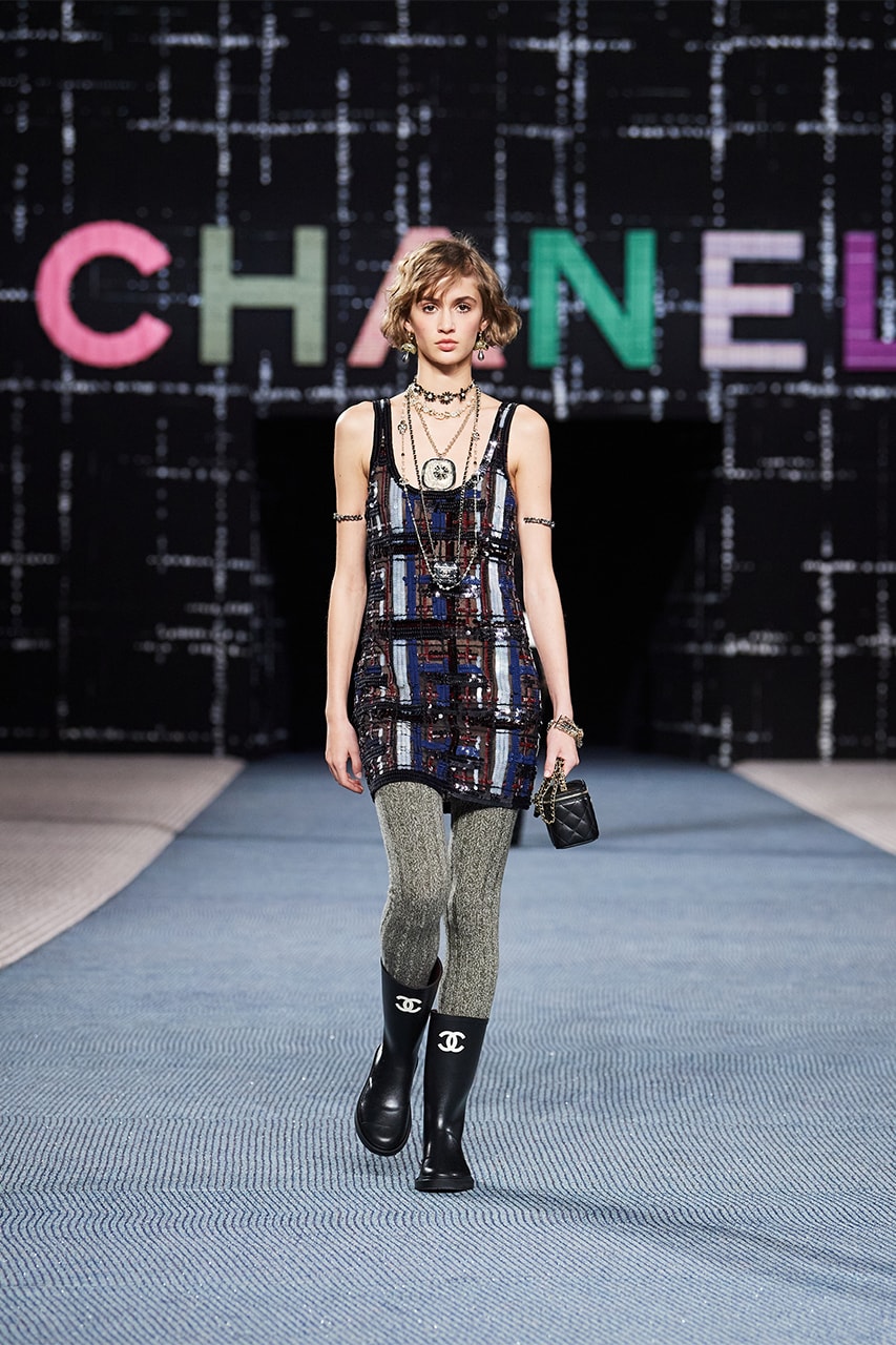 Chanel fall/winter 2022/2023 ready to wear collection tweed leather skirts dresses suits leggings tights 