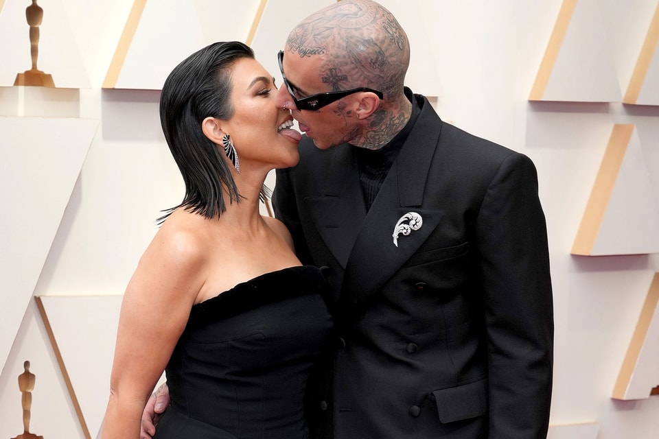 Kourtney Kardashian, Travis Barker Make Out at Oscars