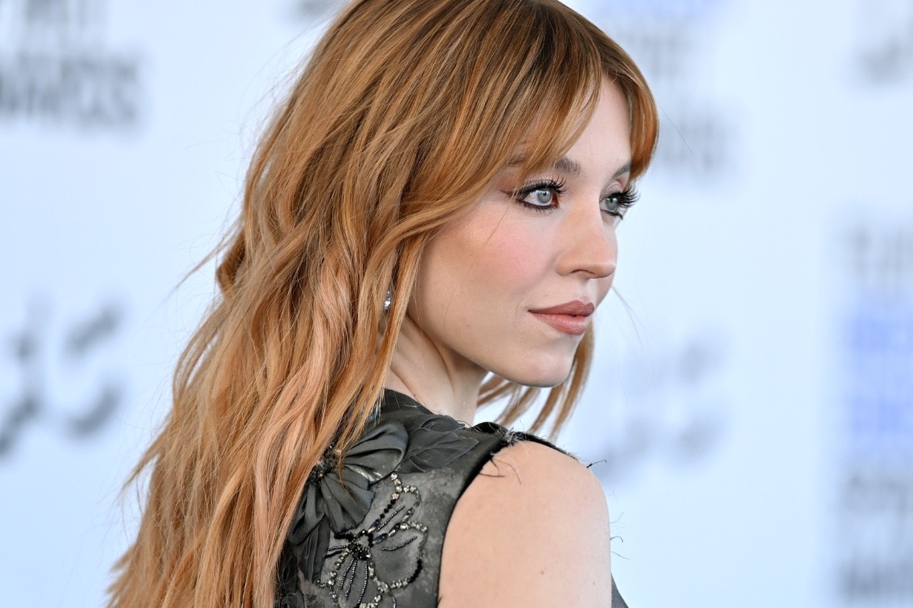 sydney sweeney actor euphoria beauty makeup press-on nails hair color dye strawberry blonde