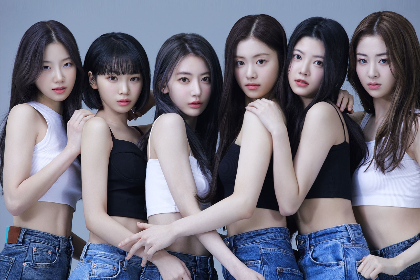 LE SSERAFIM FEARLESS Exceeds 270000 Albums Pre-Sale Before Debut HYBE K-Pop Girl Group Info