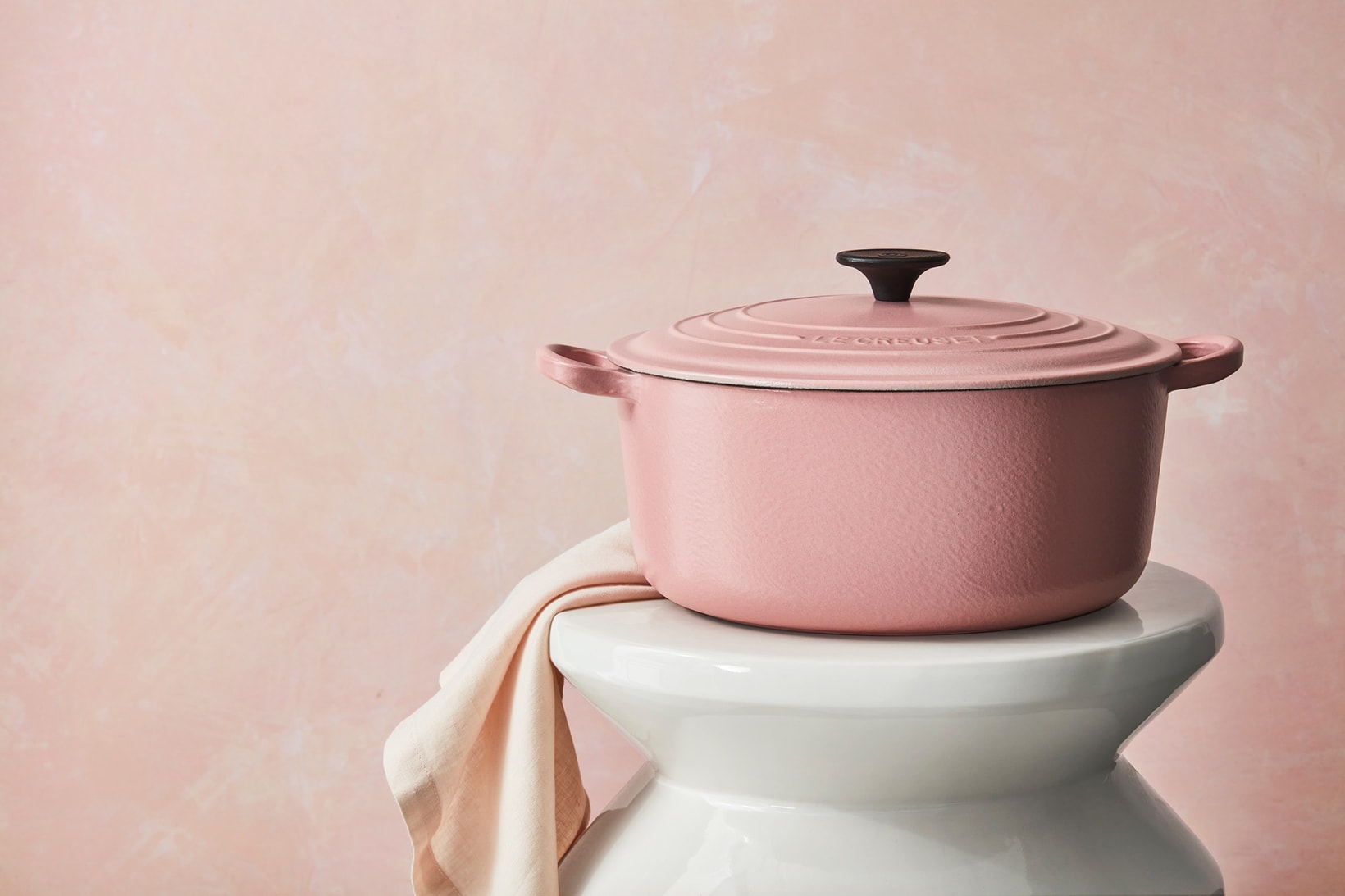 Le Creuset Classic Matte Sugar Pink Round Dutch Oven Braiser Deep Skillet Kitchenware