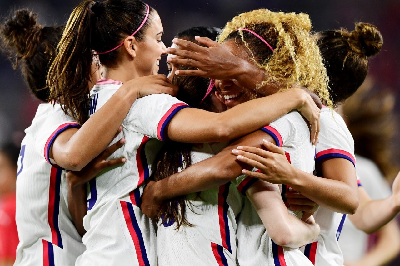u.s. women's men's soccer teams equal pay 