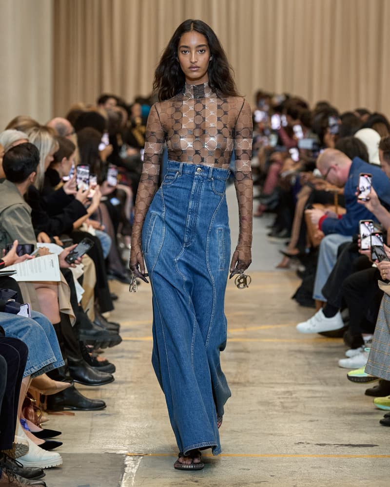 burberry london fashion week runway showcase kanye west bella hadid