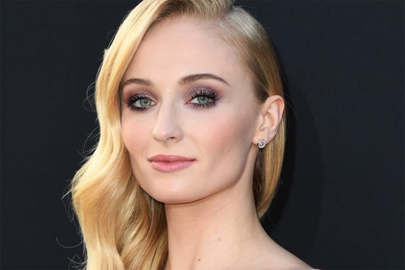 Sophie Turner’s Sultry Old Hollywood Eyeshadow Was Made for Fall Date Nights