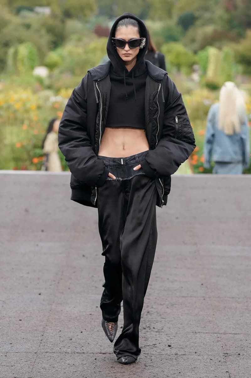 Givenchy Spring/Summer 2023 Givenchy zip-front asymmetric skirt Collection Givenchy Triple Crossbody Bag Images