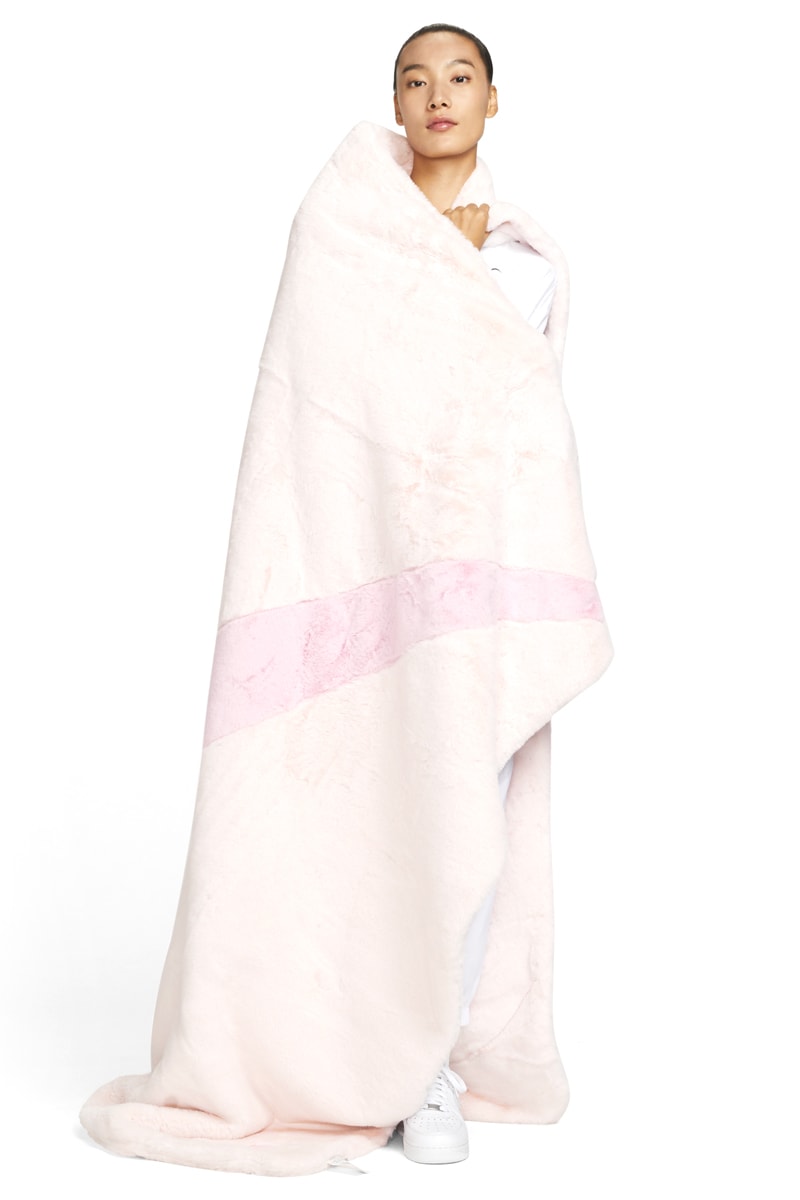 nike sportswear blanket faux fur swoosh logo pinkfoam velvet brown do3793-220 do3793-640 cave stone release date