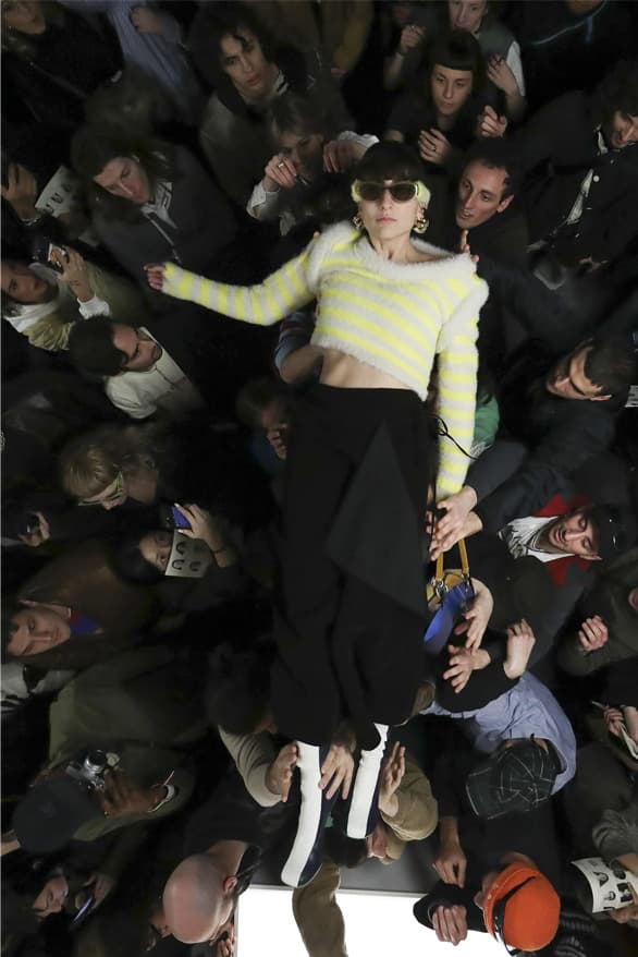 sunnei milan fashion week trust fall crowdsurfing show