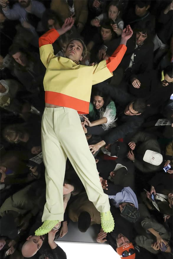 sunnei milan fashion week trust fall crowdsurfing show