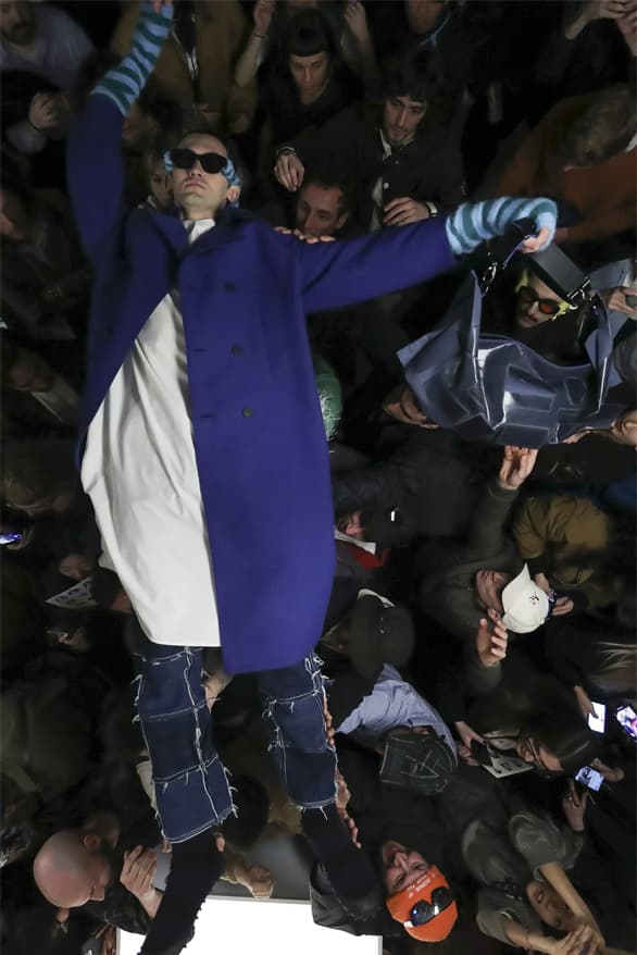 sunnei milan fashion week trust fall crowdsurfing show