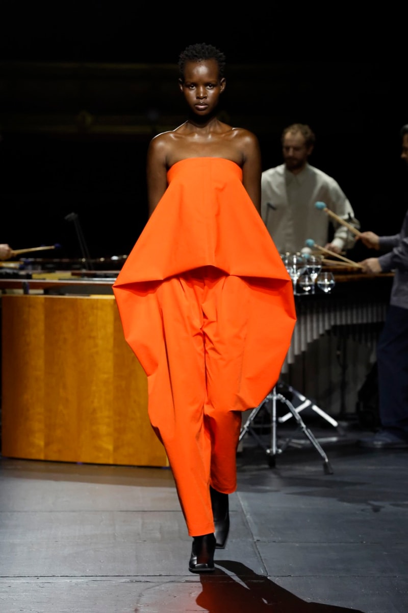 issey miyake paris fashion week runway mirrors music