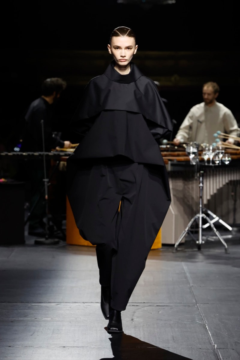 issey miyake paris fashion week runway mirrors music