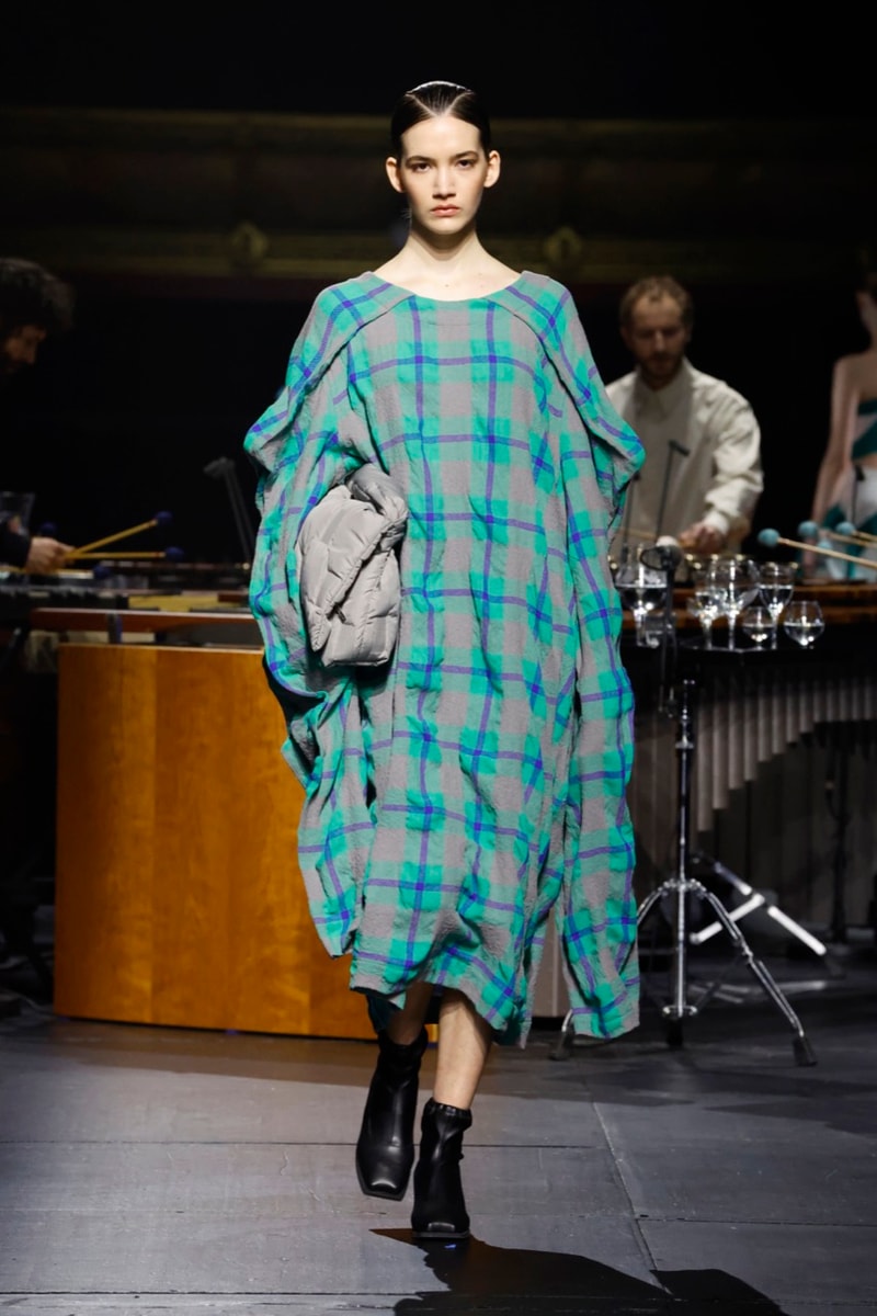 issey miyake paris fashion week runway mirrors music