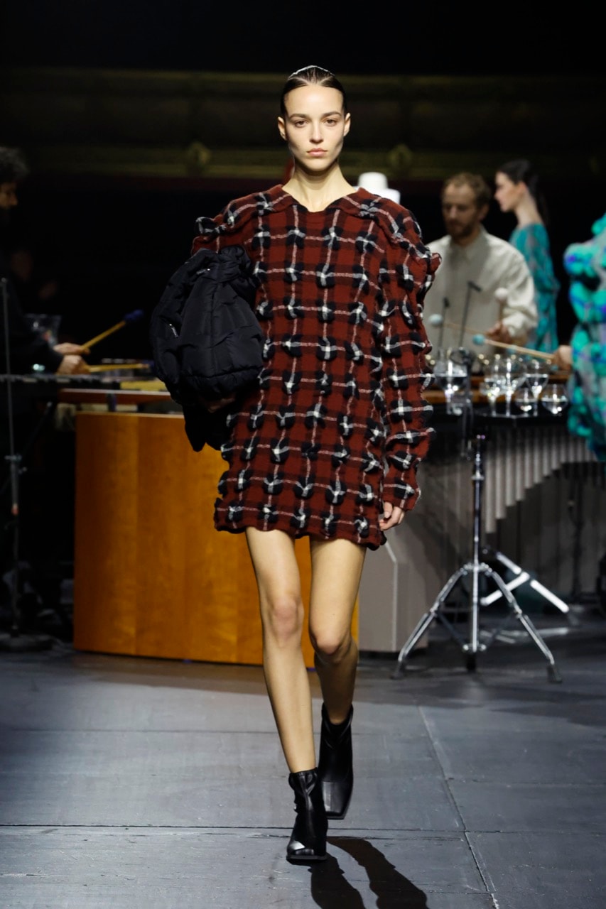 issey miyake paris fashion week runway mirrors music
