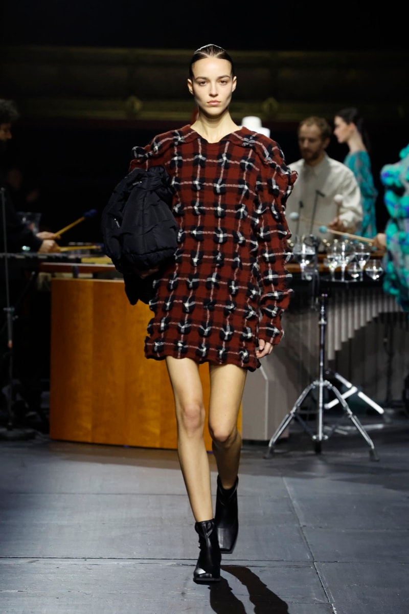 issey miyake paris fashion week runway mirrors music