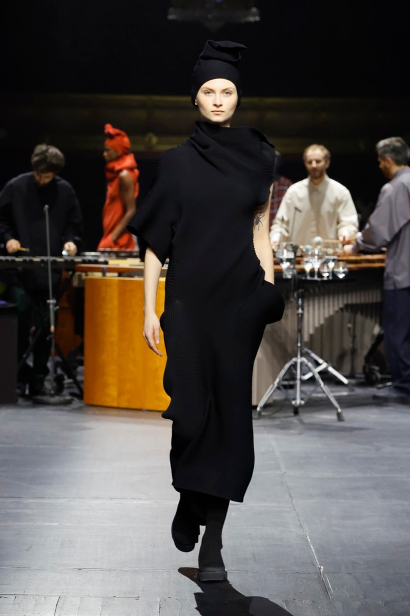 issey miyake paris fashion week runway mirrors music