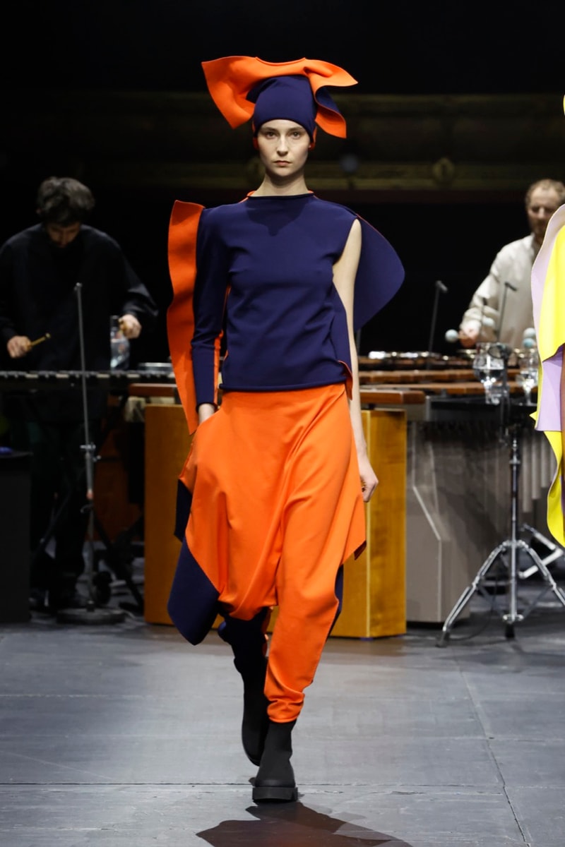 issey miyake paris fashion week runway mirrors music