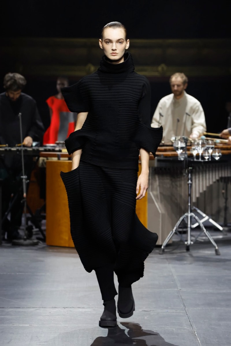 issey miyake paris fashion week runway mirrors music