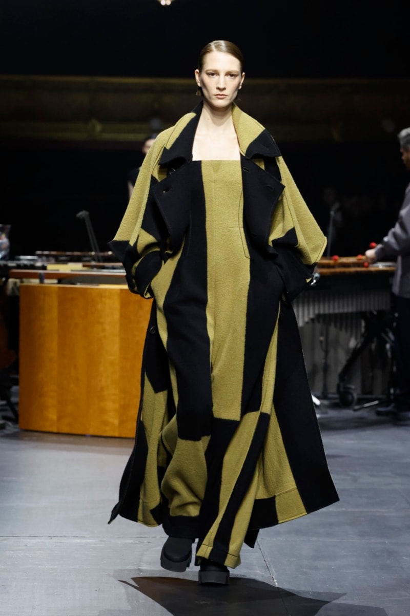 issey miyake paris fashion week runway mirrors music