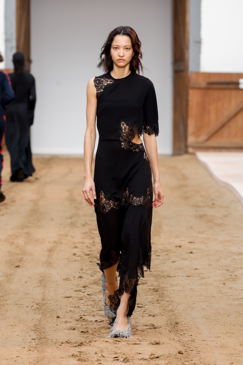 stella mccartney paris fashion week horses runway
