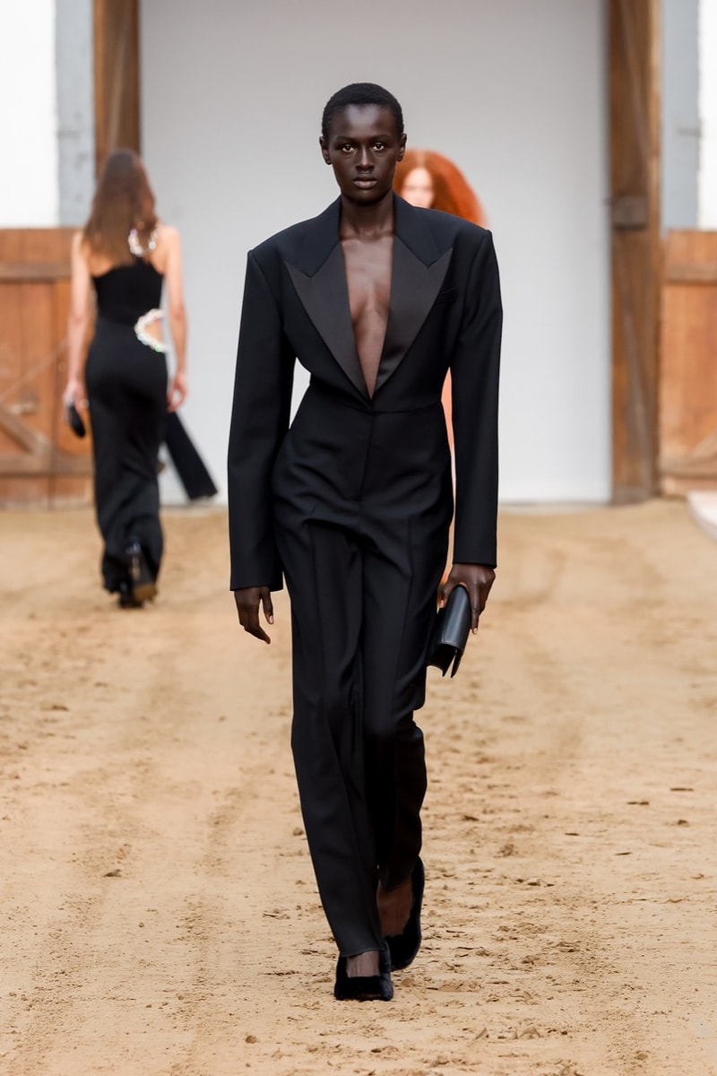 stella mccartney paris fashion week horses runway