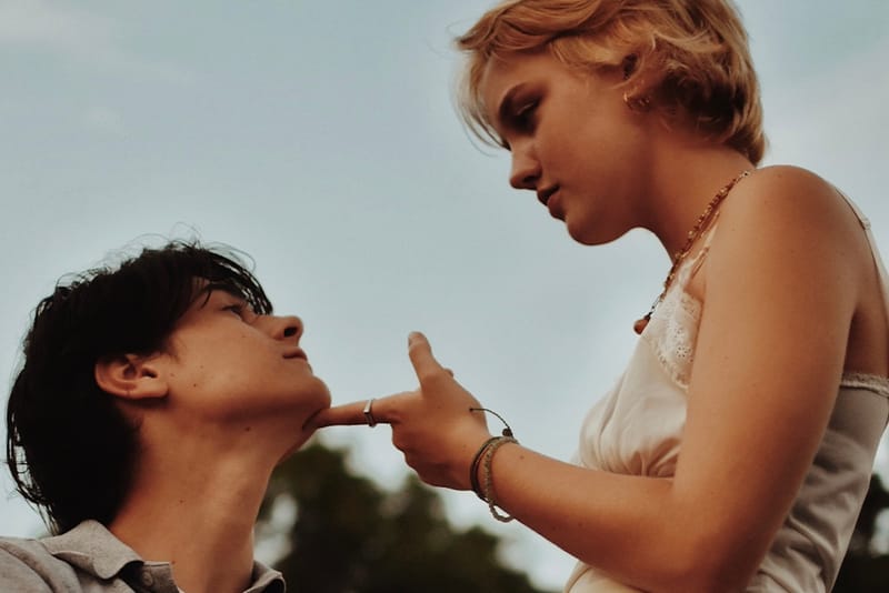 Hinge Dating App Prompt Divides Twitter -- But Who's To Blame?